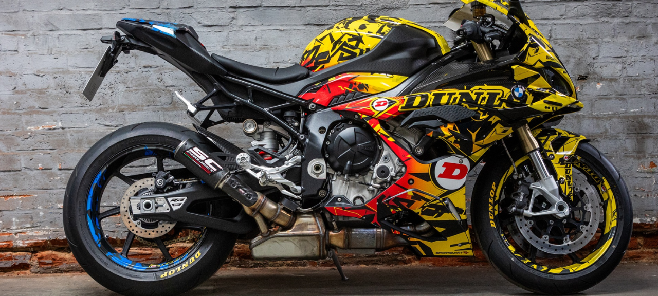 Honda CB 1000R mit Dunlop SportSmart Mk3-Reifen, die auf offener Straße rasen